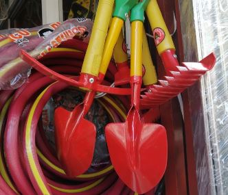 Juego Lampa, pico y rastrillo jardinero