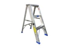 Escalera de Aluminio 3 pasos capacidad hasta 175 kg altura 0.90 mts
